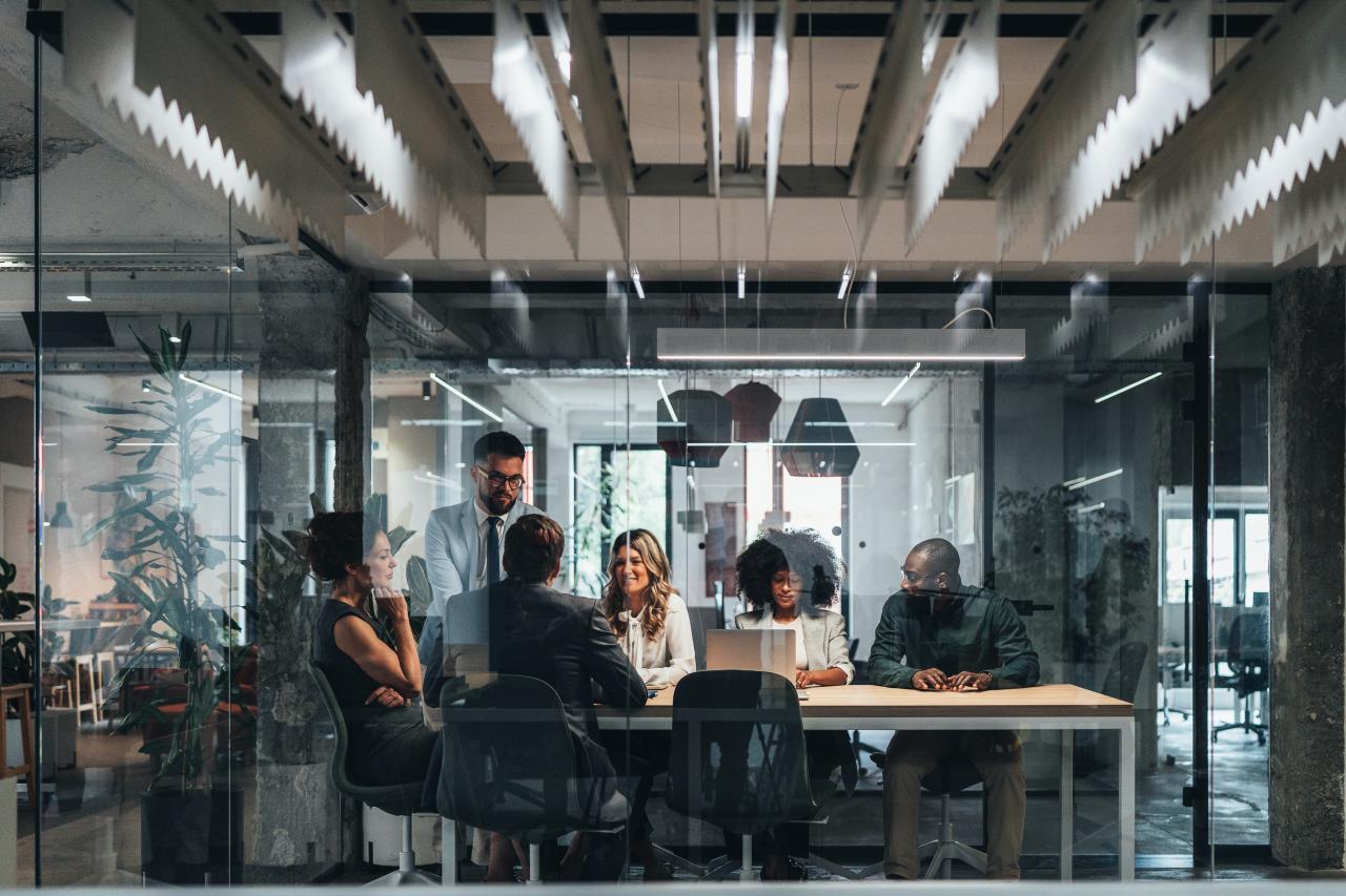 Colleagues around an office table on an Industrial AI workshop